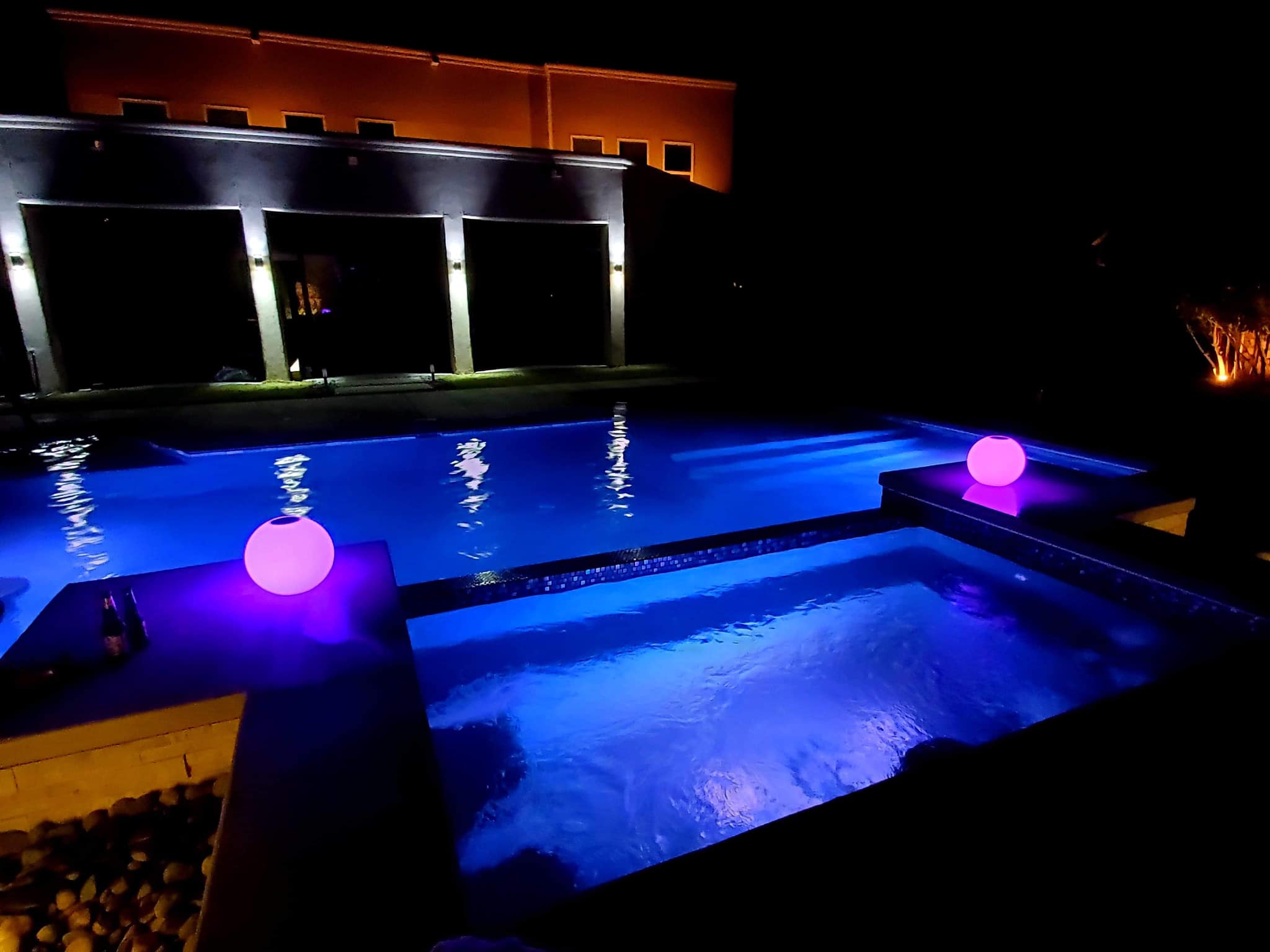 Luxury swimming pool with custom water features